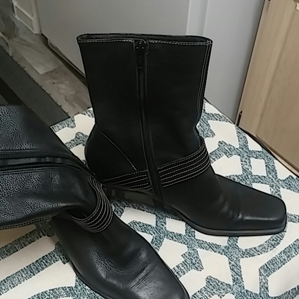 BOOTS - Picture 4 of 6
